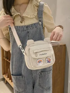 Detailaufnahme einer niedlichen bärenförmigen Umhängetasche mit Schultergurt für Damen.