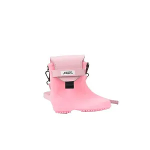 Vue détaillée du sac bandoulière en forme de botte rose, design créatif et pièces métal.
