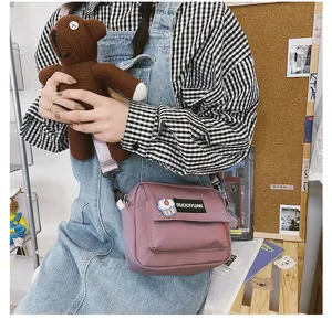 Vista detallada del bolso cruzado morado de estilo Harajuku con un parche lindo y correa.