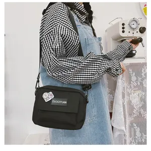 Bolso cruzado de lona negra para mujer, pequeño bolso de hombro estilo Harajuku casual con parche.