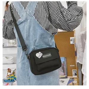 Bolso bandolera de lona Harajuku para mujer, bolso de hombro negro informal con insignia.