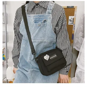 Bolso cruzado negro de lona para mujer, bolso informal de estudiante con bonito parche.