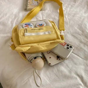 Nahaufnahme Detail der japanischen Vintage süßen gelben Umhängetasche mit Bärenform und Tasche.