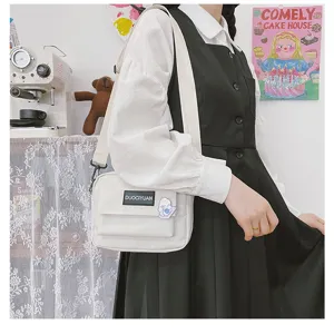 Bolso bandolera estilo Harajuku japonés para mujer, bolso cruzado blanco casual detalle.