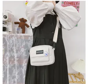 Moderna bolsa bandolera blanca de lona estilo Harajuku japonés para uso diario ideal