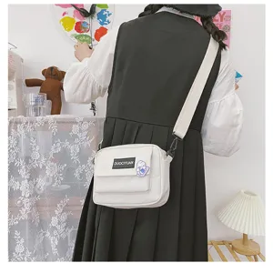 Bolso cruzado de lona estilo Harajuku, bolso de hombro blanco casual con bolsillo frontal práctico.