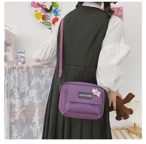 Vista detallada de un bolso cruzado morado de estilo Harajuku con parche de conejito.
