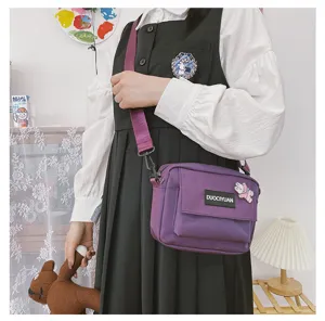 Vista detallada del bolso cruzado morado con degradado estilo Harajuku japonés.