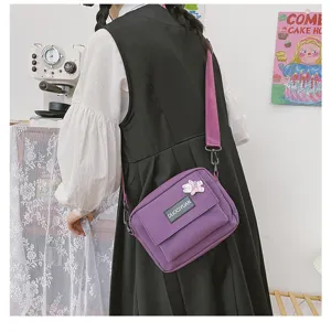 Bolso bandolera morado con correa ancha y adorno bonito para mujer vista detallada