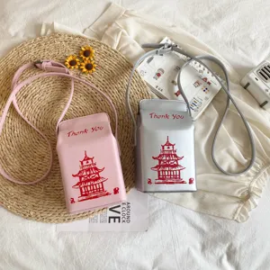 Vista dettagliata della borsa a tracolla creativa in PU con stampa pagoda e design unico.