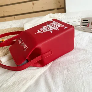 Borsa a tracolla in pelle PU rossa con stampa pagoda cinese e design a scatola.