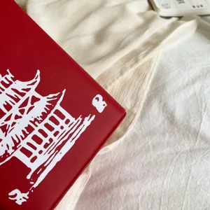 Dettaglio borsa a tracolla in pelle PU rossa, stampa pagoda cinese, accessorio elegante