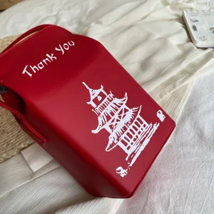 Dettaglio ravvicinato della borsa a tracolla in pelle PU rossa con stampa pagoda.