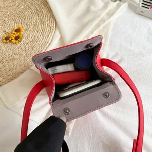 Borsa a tracolla in ecopelle PU rossa da donna, elegante forma a pagoda con chiusura magnetica.