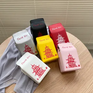 Dettaglio di borse a tracolla in PU multicolore a forma di cartone di latte con pagoda.