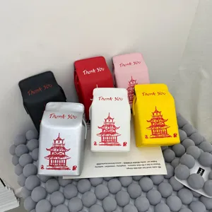 Borsa a tracolla in pelle PU a forma di cartone di latte con stampa pagoda.