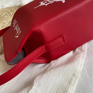 Borsa a tracolla in pelle PU rossa con stampa pagoda carina e cinturino per le donne.