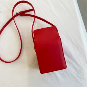 Borsa a tracolla in pelle PU rossa, forma creativa di cartone del latte, borsa elegante.