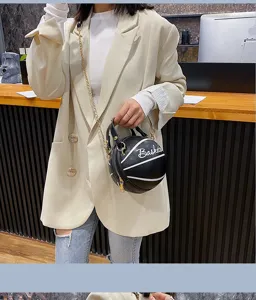 Kreative Basketball Form Umhängetasche mit Metallkette für Damen Mode im Alltag.