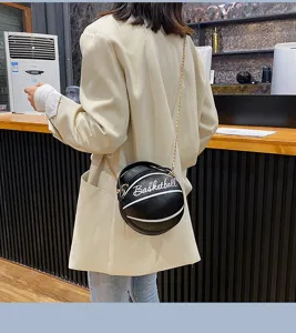 Modische kreative neuartige Basketball Form Umhängetasche mit Kette für Damen Detailansicht.