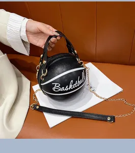 Schwarze, runde Umhängetasche in Basketball-Form mit schicker Metallkettenriemen für Damen.