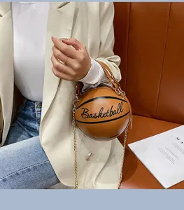Detailansicht der stilvollen Basketball Umhängetasche mit goldener Kette und Henkel.