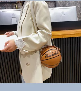 Detailansicht der kreativen basketballförmigen Umhängetasche aus braunem Leder mit Kette.