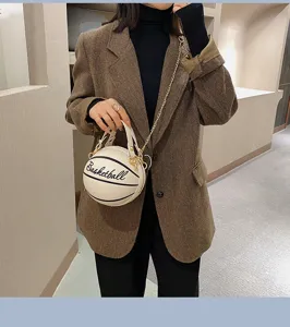Kreative Basketball Handtasche, stylische PU Leder Umhängetasche mit Kette für Damen.