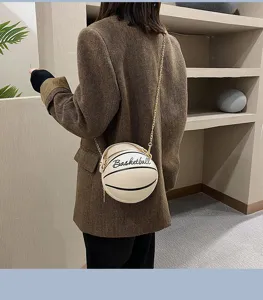 Modische Basketball Umhängetasche für Damen mit goldener Kette und tollem Design
