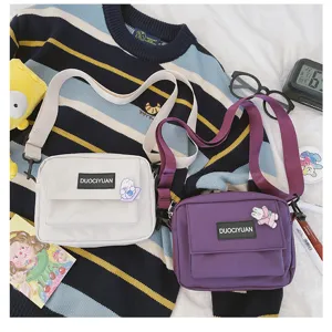 Bolso cruzado de lona estilo Harajuku con bonito parche de conejo y diseño de bolsillos.