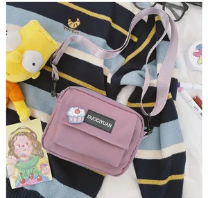 Bolso cruzado morado estilo Harajuku vista de detalle con bolsillo frontal y correa.