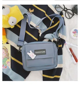 Bolso bandolera azul estilo Harajuku con bolsillo frontal con solapa y correa ajustable.