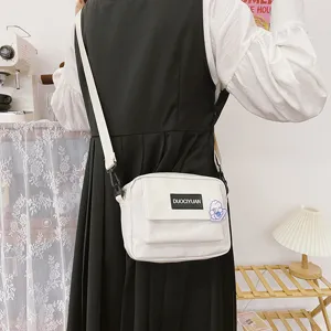 Bolso bandolera informal de lona blanca para uso diario, diseño compacto con correa.