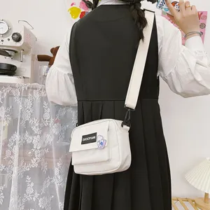 Vista detallada del bolso cruzado de lona estilo Harajuku japonés, bolso compacto.