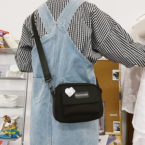 Bolso bandolera de lona negra de estilo Harajuku japonés para uso diario de estudiantes.