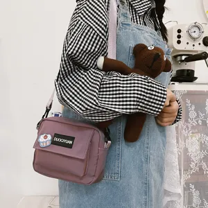 Bolso bandolera de lona estilo harajuku japonés para chicas con colgante de oso morado.