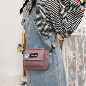 Bolso cruzado casual de mujer estilo Harajuku con bonito parche de cupcake y correa ajustable.