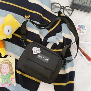 Bolso cruzado negro estilo Harajuku detalle con bonito parche y correa ajustable.