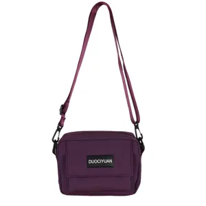 Vista detallada de bolso de hombro morado, bolso cruzado casual con correa ajustable.