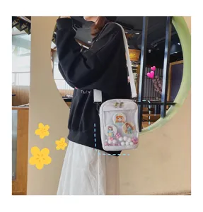 Bolso bandolera transparente ita bag estilo japonés lindo con insignias de anime y peluches.