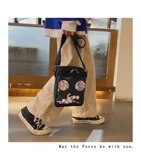 Bolso bandolera transparente de anime japonés con insignias y peluche para estudiantes.