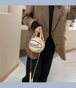 Stilvolle neuartige Basketball-Umhängetasche mit Kette für Damen, ideal für den Alltag.