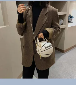 Nahaufnahme einer kreativen basketballförmigen Handtasche mit individuellem Design.