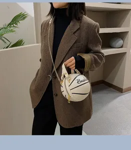 Detailaufnahme einer kreativen Basketball-Umhängetasche mit Kette und Reißverschluss.