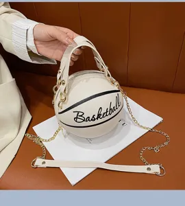 Detailansicht der stylischen weißen Basketball Umhängetasche mit goldener Kette für Damen.