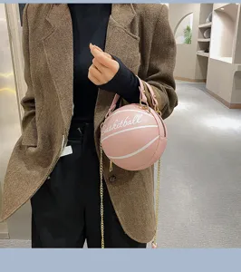 Rosa basketballformige Umhängetasche Detailansicht mit einzigartigem kreativem Modestil.