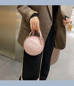 Nahaufnahme der kreativen rosa basketballförmigen Umhängetasche, die das Design zeigt.