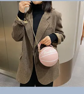 Stilvolle rosa basketballförmige Umhängetasche für Damen, kreative PU Leder Handtasche mit Kette.