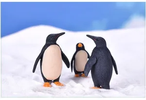 Detailopname van simulatie pinguin PVC plastic beeldjes voor micro landschap decoratie.