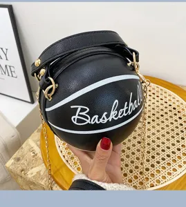 Detailaufnahme der kreativen schwarzen Basketball Umhängetasche mit goldener Kette.